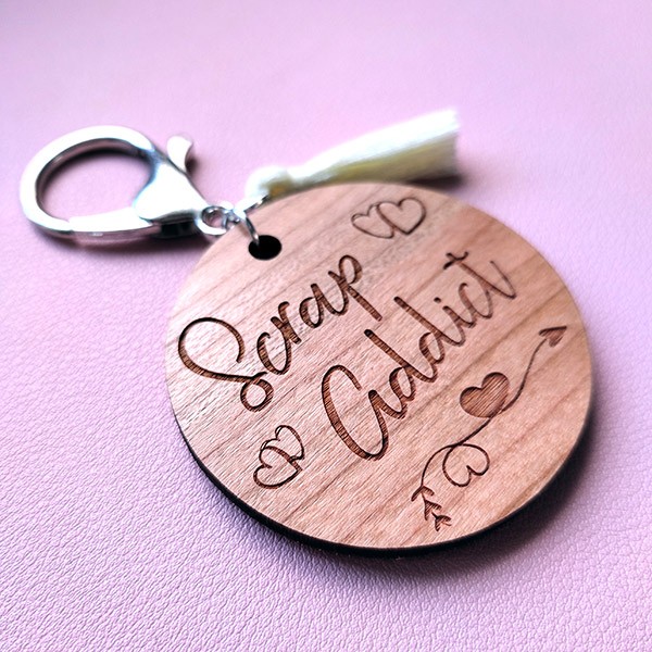 Porte-clés gravé en bois de cerisier - Scrap addict