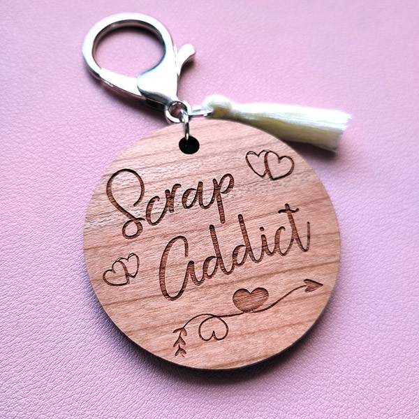 Porte-clés gravé en bois de cerisier - Scrap addict