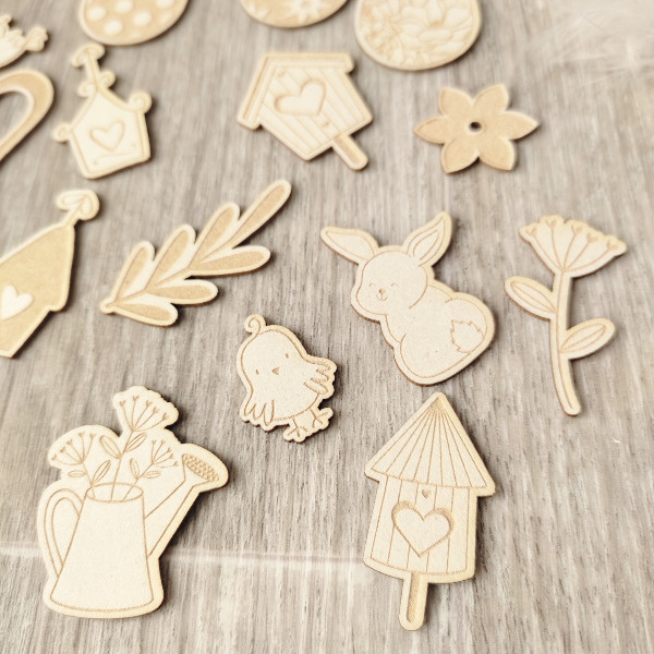 Lot 26 petits embellissements gravés thème Pâques et Printemps en carton bois SCRAPMOUSET