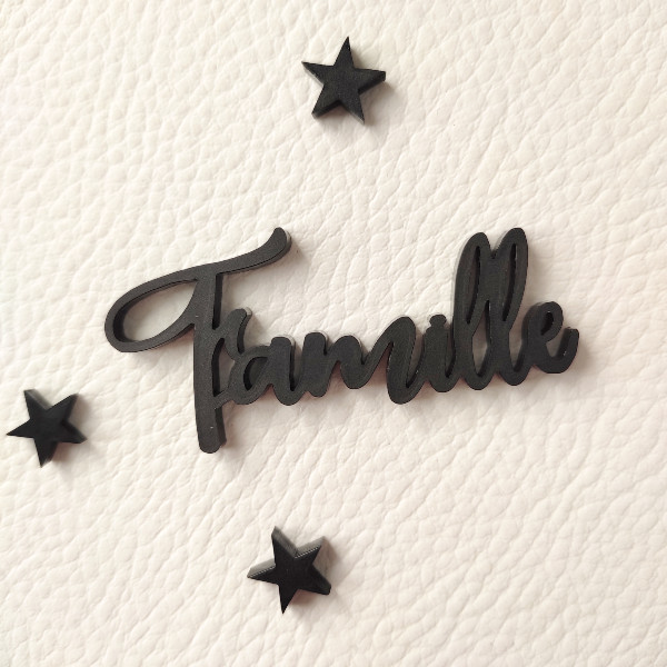 Mot Famille et ses 3 petites étoiles en acrylique noir mat SCRAPMOUSET