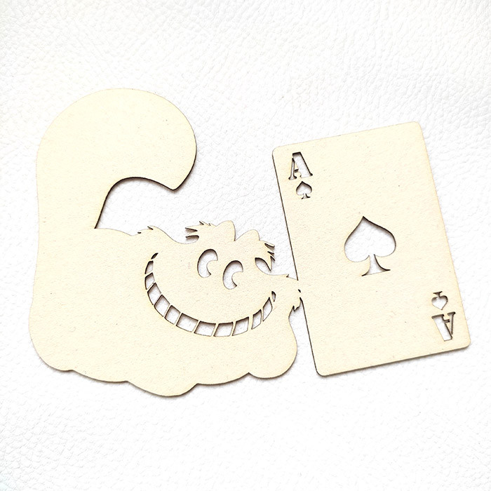 Silhouette chat avec carte de jeu thème Alice au pays des merveilles en carton bois SCRAPMOUSET