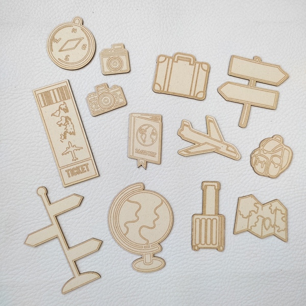 Lot 13 embellissements gravés thème voyage en carton bois SCRAPMOUSET