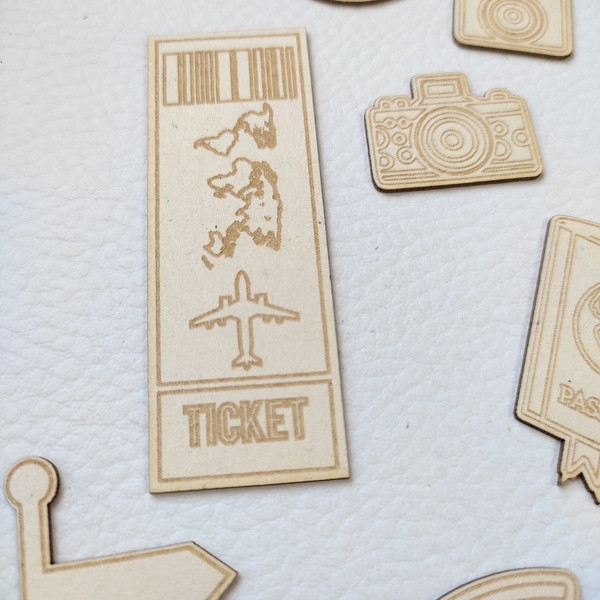 Lot 13 embellissements gravés thème voyage en carton bois SCRAPMOUSET