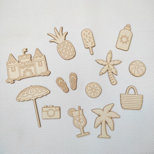 Lot 14 embellissements gravés thème plage en carton bois SCRAPMOUSET
