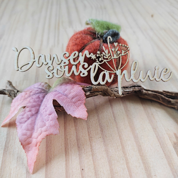 Mot Danser sous la pluie avec parapluie fleuri en carton bois SCRAPMOUSET