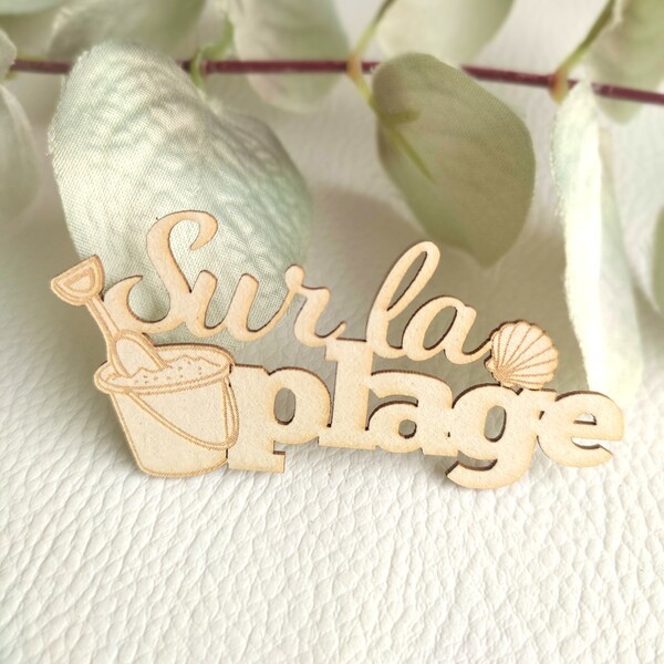 Mot Sur la plage avec seau et coquillage en carton bois SCRAPMOUSET