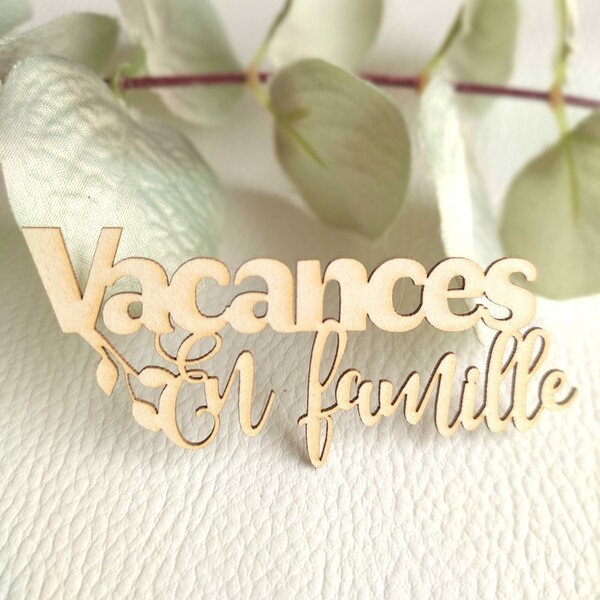 Mot Vacances en famille avec feuillage en carton bois SCRAPMOUSET