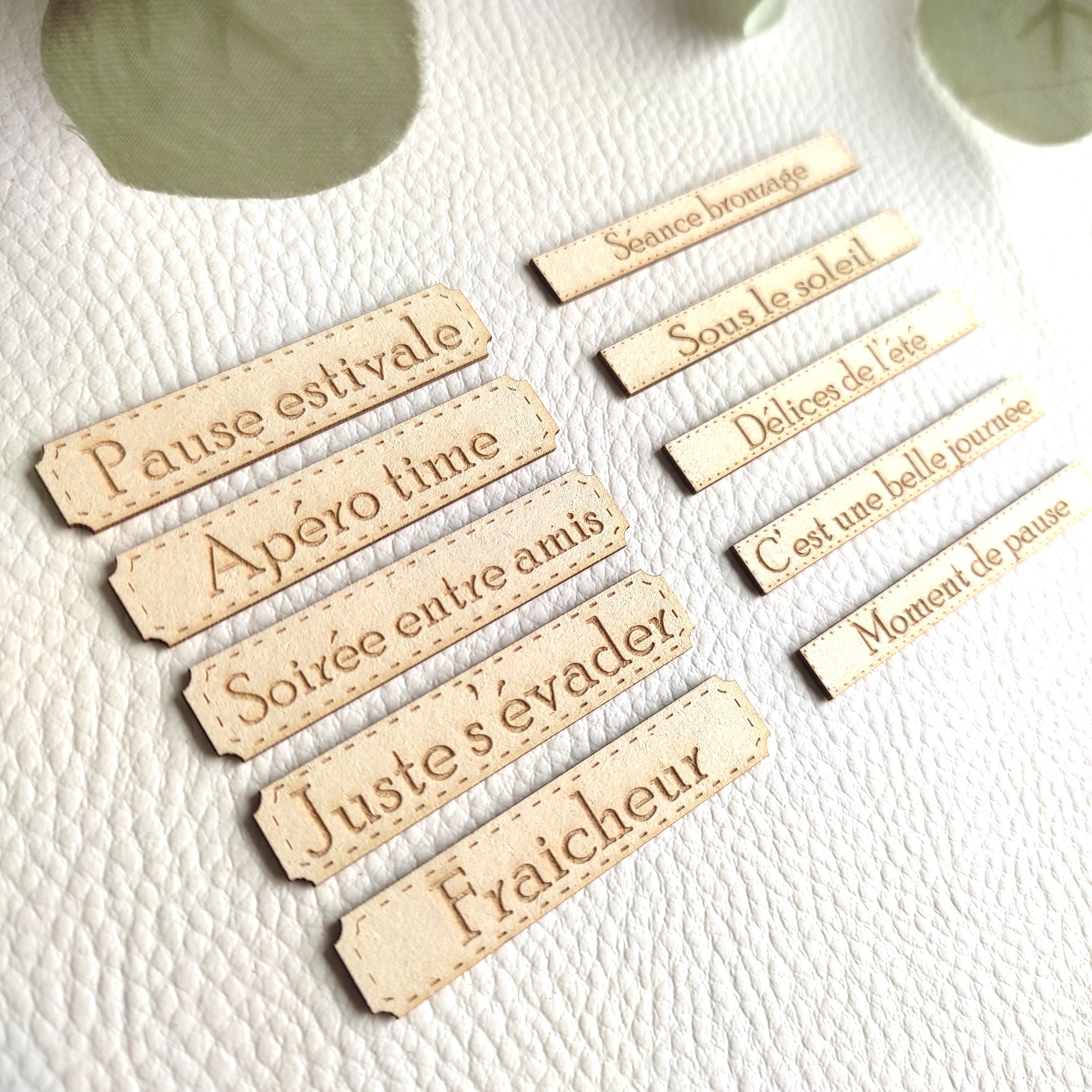 Lot de 10 étiquettes thème estival en carton bois SCRAPMOUSET