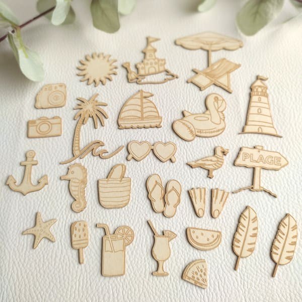 Lot 25 embellissements Vacances au soleil en carton bois SCRAPMOUSET
