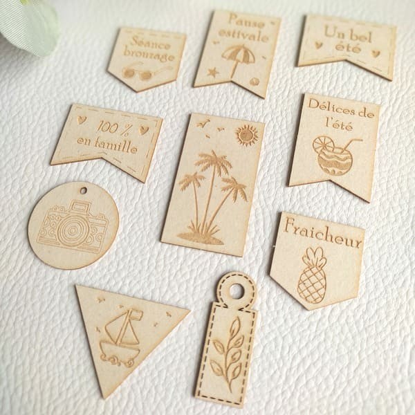 Lot de 9 étiquettes thème Eté en carton bois SCRAPMOUSET