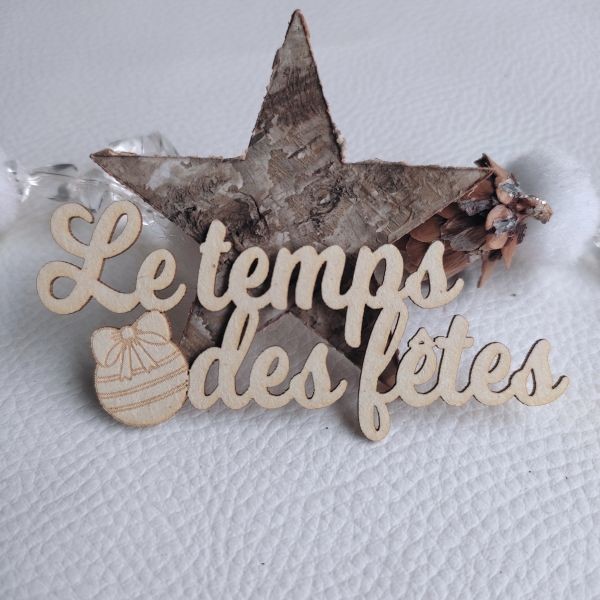 Mot Le temps des fêtes avec boule de Noël en carton bois SCRAPMOUSET