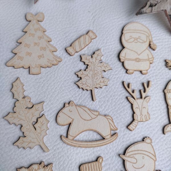 Lot 17 embellissements La magie de Noël en carton bois SCRAPMOUSET