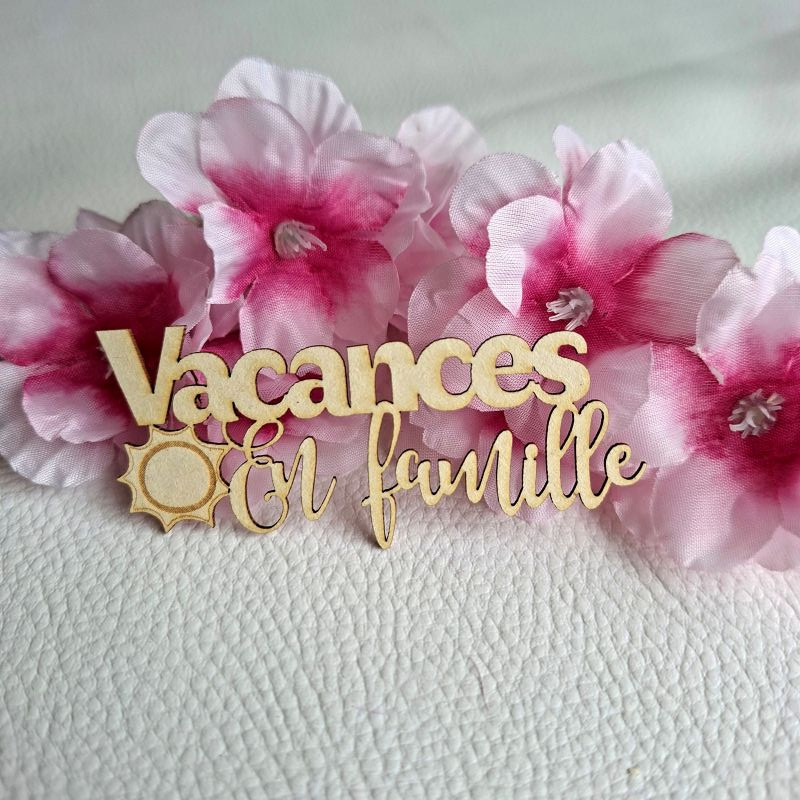 Mot Vacances en famille avec soleil en carton bois SCRAPMOUSET