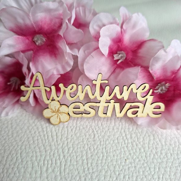 Mot Aventure estivale fleur d'hibiscus en carton bois SCRAPMOUSET